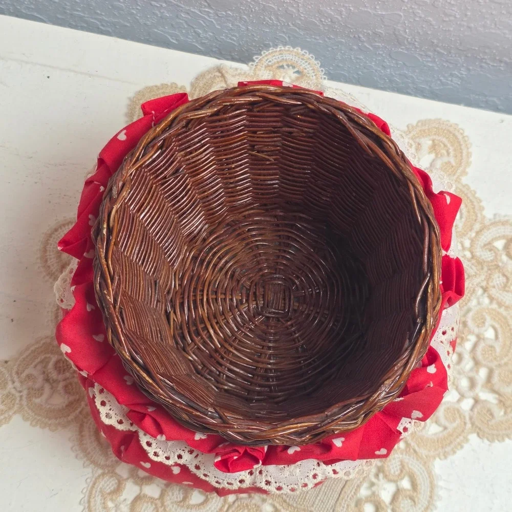 Vintage Style Red Heart Print Wicker‎ Basket with Padded Lace Trim Cover Round